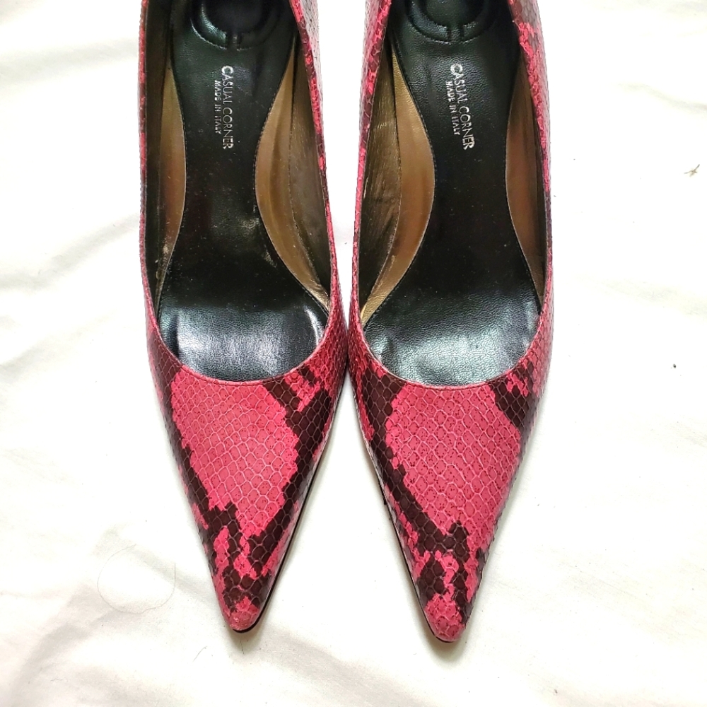 Pointed toe pumps